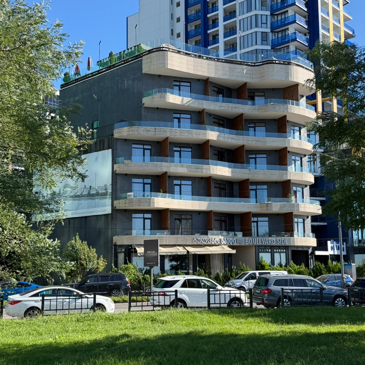 Здание Boulevardside Hotel со стороны набережной